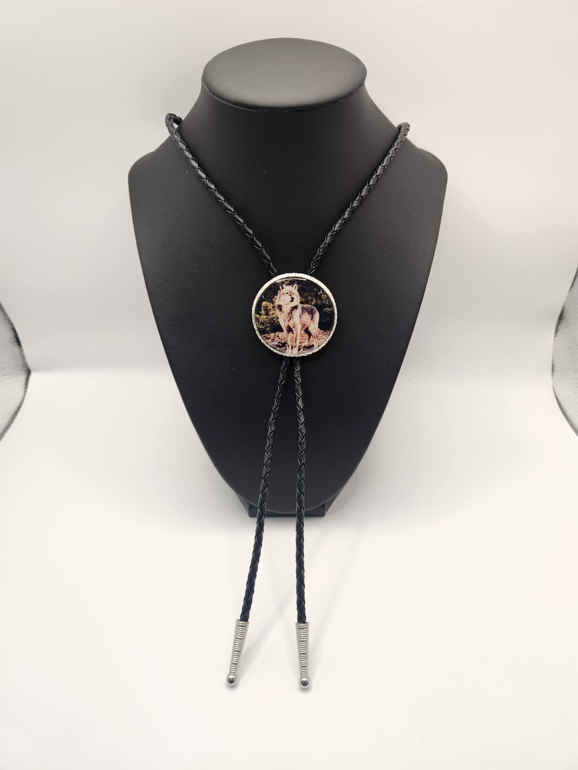 Westwen Express Standing Wolf Bolo Tie
